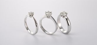 Solitär Verlobungsringe aus Weißgold mit verschiedenen Fassungen und Ringbreiten – Beispiel für Preisunterschiede