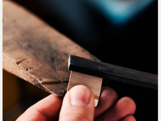 oldschmied im M&uuml;hlbacher Meisteratelier bearbeitet ein Werkst&uuml;ck in pr&auml;ziser Handarbeit