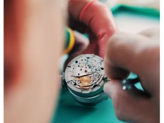 Mechanisches Uhrwerk einer Preowned Luxusuhr wird von Hand gepr&uuml;ft &ndash; pr&auml;zise Uhrmacherarbeit bei M&uuml;hlbacher