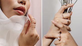 Zwei weibliche Hände mit mehreren Yana Nesper Ringen aus Gold, besetzt mit weißen Perlen in verschiedenen Größen, vor hellem Hintergrund.