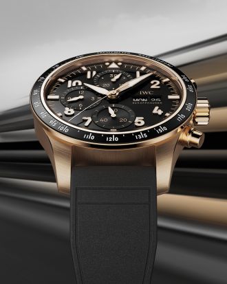 IWC Chronograph im Gehäuse aus Goldlegierung mit schwarzem Zifferblatt, Tachymeter-Lünette und schwarzem Kautschukarmband, Teil der APXGP Sonderedition.
