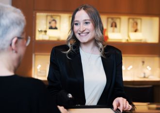 Persönliche Beratung beim Goldankauf bei Juwelier Mühlbacher in Regensburg – kompetent und freundlich