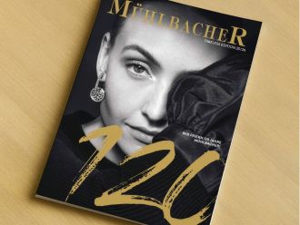 Titelbild eines Mühlbacher Magazins auf einem hellen Holztisch liegend