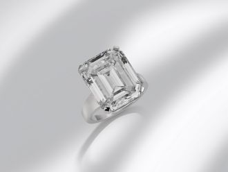 Verlobungsring mit großem Diamanten im Smaragdschliff in schlichter Weißgoldfassung