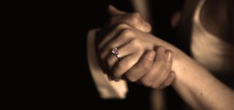 Verlobungsring am Finger einer Frau w&auml;hrend eines emotionalen Heiratsantrags im warmen Abendlicht