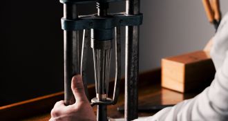 Fachgerechte Ringgr&ouml;&szlig;enanpassung im Atelier &ndash; pr&auml;zise Anpassung eines Verlobungsrings