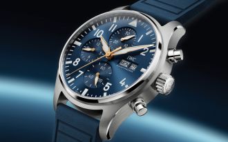 IWC Schaffhausen Pilot&rsquo;s Watch Chronograph &lsquo;Le Petit Prince&rsquo; mit blauem Zifferblatt und Edelstahlgeh&auml;use auf blauem Hintergrund