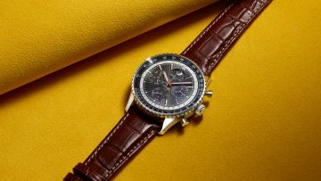 Breitling Navitimer B19 Chronograph Perpetual Calendar mit schwarzem Zifferblatt und braunem Lederarmband in Nahaufnahme