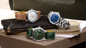 Drei Breitling TOP Time B31 Uhrenmodelle liegen nebeneinander