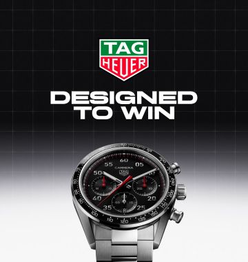 Rechts TAG Heuer Carrera Chronograph in Stahl mit schwarzer Lünette und Zifferblatt vor schwarz-weissem Hintergrund. Links daneben TAG Heuer Logo und Designed to Win Schriftzug.