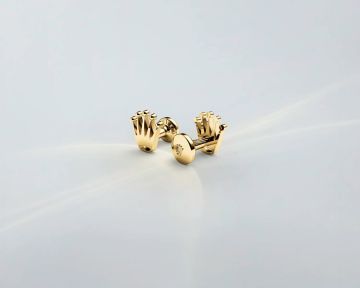 Rolex Manschettenknöpfe aus 18 Karat Gelbgold mit geprägter Rolex Krone, stilvoll inszeniert auf hellem Hintergrund, exklusives Schmuck-Accessoire