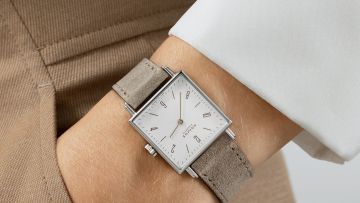 Damenhandgelenk mit Tetra Uhr von NOMOS Glashuette in Stahl mit weissem Zifferblatt und taupefarbenem Lederarmband