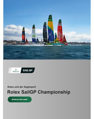 Mehrere bunte Hightech-Katamarane segeln bei der Rolex SailGP Championship über das Meer, gesponsert von Rolex, vor blauem Himmel und Küstenlandschaft.