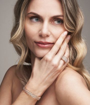 Links Model mit Serafino Consoli Serafino Diamantarmband und Diamantring aus Roségold, rechts Model mit Serafino Diamantanhänger, Diamantohrringen und Diamantring