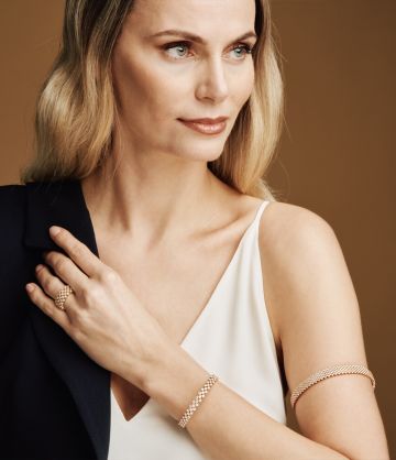 Links Model mit Serafino Consoli Diamantarmband, Multisize Armreif am Oberarm und Diamantring, rechts Serafino Consoli Diamantarmband zwischen roten Blumen
