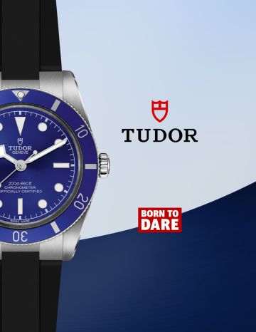 Tudor Black Bay 54 Taucheruhr mit blauem Zifferblatt und Lünette, Edelstahlgehäuse und Kautschukband, „Born to Dare“ Markenbotschaft auf blauem Hintergrund