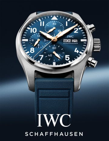 Fliegeruhr IWC Pilot’s Watch Chrono Le Petit Prince mit blauem Zifferblatt, rechts platziert, links das IWC Logo auf blauem Hintergrund