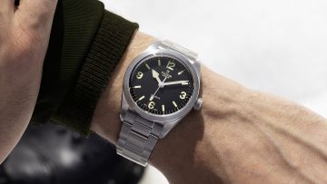 TUDOR Ranger Uhr in Stahl mit schwarzem Zifferblatt an einem Herrenhandgelenk getragen