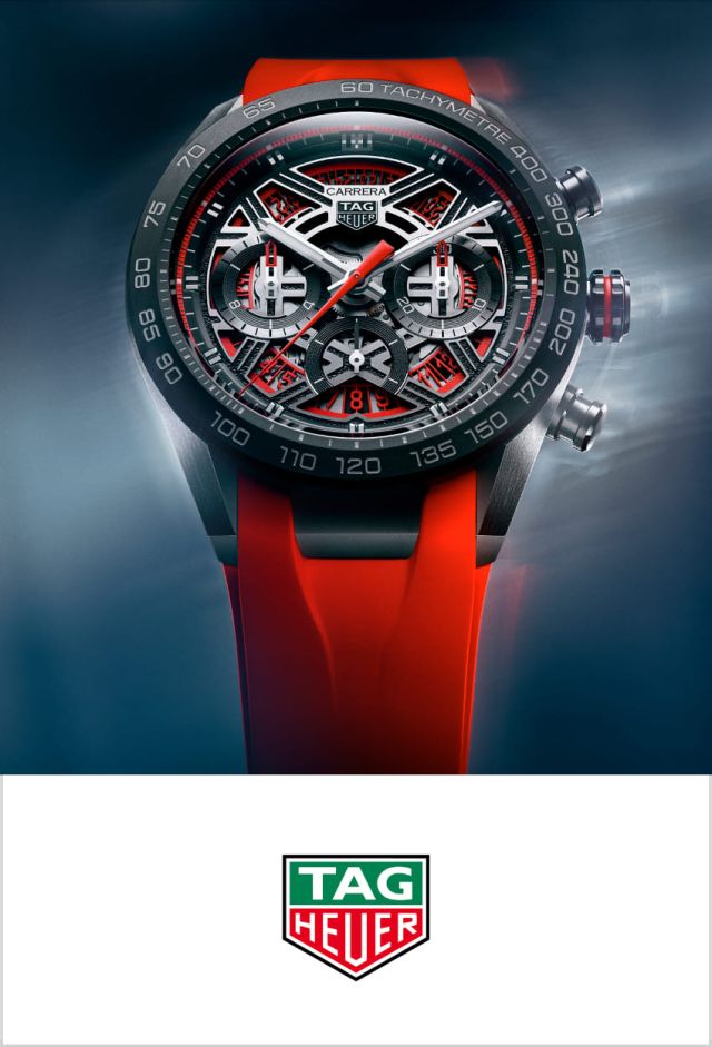 TAG Heuer Carrera Chronograph Sport Extreme mit schwarzem Gehaeuse, skelettiertem Zifferblatt und rotem Kautschukarmband vor blauem Hintergrund