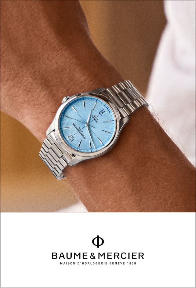 Mann im weißen Hemd trägt eine Clifton von Baume & Mercier mit Edelstahlarmband und eisblauem Zifferblatt, darunter Baume & Mercier Logo auf weissem Hintergrund