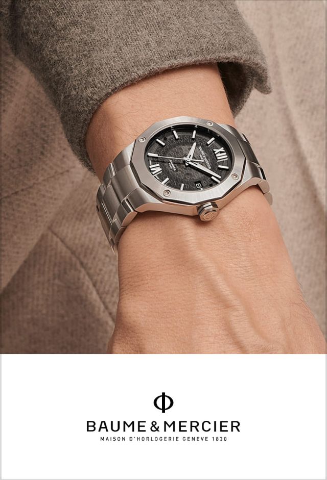 Maennlicher Arm traegt eine Baume & Mercier Aikon Uhr in Stahl mit skelettiertem Zifferblatt am Handgelenk