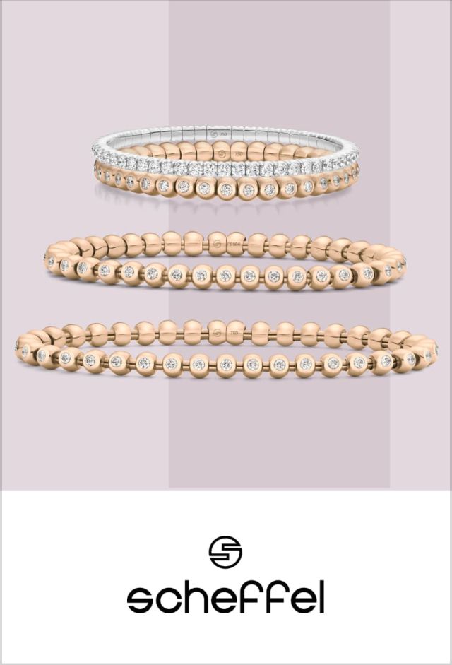 Mehrere flexible Armbaender von Scheffel in Rosegold und Weissgold mit Diamanten vor rosafarbenem Hintergrund