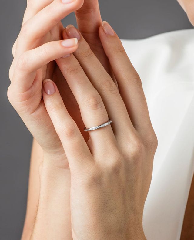 Damenhand mit Memoirering