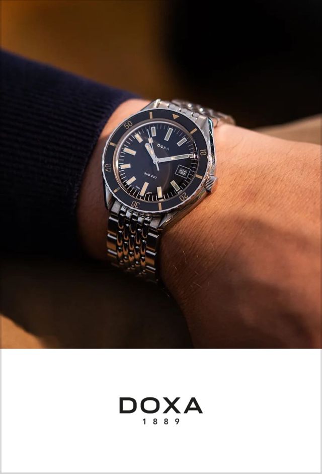 Herrenhandgelenk mit Doxa Uhr in Stahl mit schwarzer Luenette und schwarzem Zifferblatt