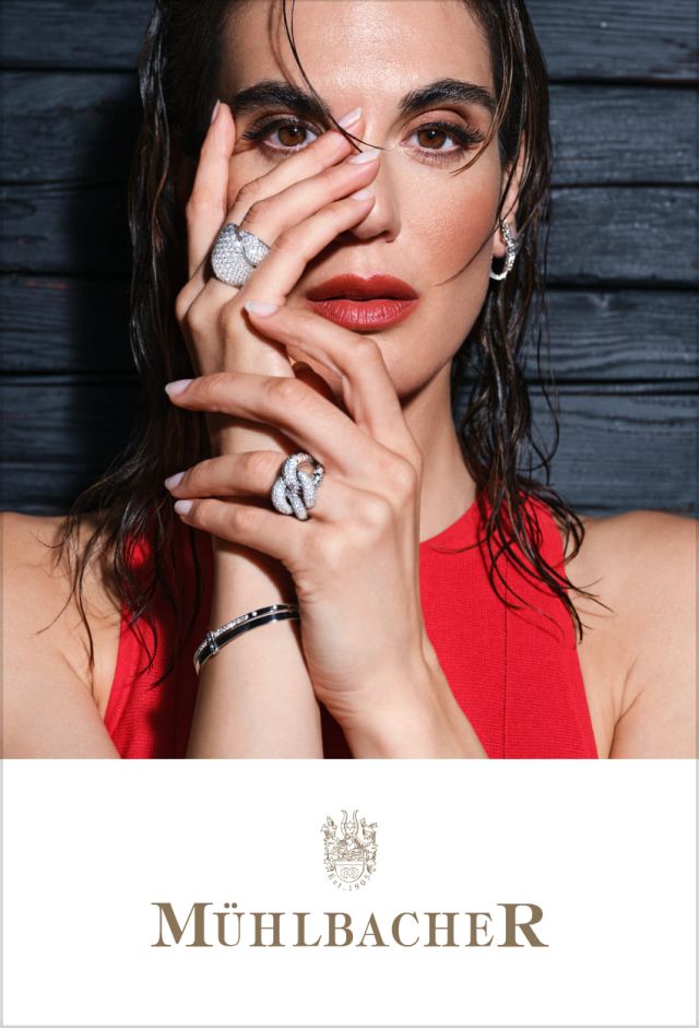 Weibliches Model traegt Ringe, ein Armband und Creolen aus dem Muehlbacher Meisteratelier