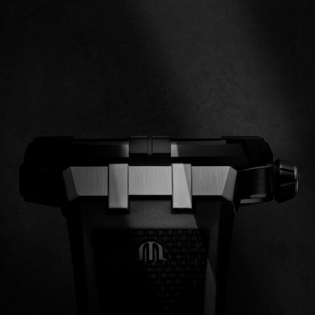 Seitliche Nahaufnahme Maurice Lacroix AIKONIC Gehäuse in Schwarz, markante Linien und sportlich-robustes Uhrendesign.