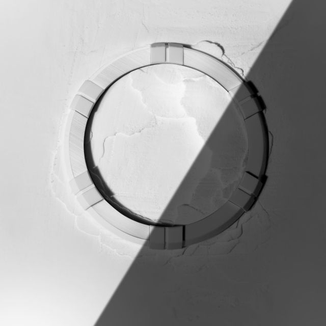 AIKONIC Uhrenlünette im Sand-Relief, Symbol für ikonisches Design und innovative Schweizer Uhrmacherkunst.