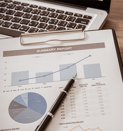 Arbeitsplatz im B&uuml;ro mit Laptop, Klemmbrett und Berichten