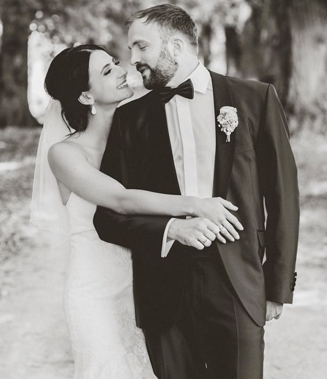 Gl&uuml;ckliches Brautpaar mit Eheringen aus dem Atelier M&uuml;hlbacher am Hochzeitstag &ndash; Inspiration f&uuml;r Trauringe von Atelier M&uuml;hlbacher