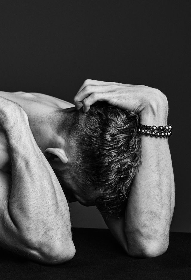 Schwarz-Weiß-Aufnahme eines Models mit Perlenarmbändern der Gellner Bold Kollektion.