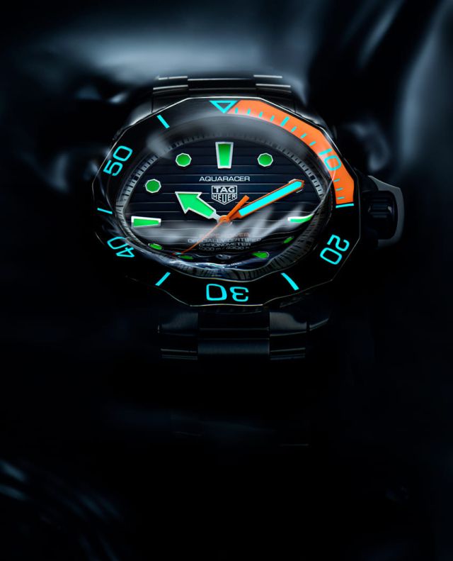 TAG Heuer Aquaracer Professional Taucheruhr unter Wasser mit mit fluoreszierenden Anzeigen und Zeiger