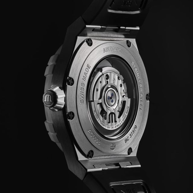 Rückseite Maurice Lacroix AIKONIC Automatikuhr, Sichtboden mit Uhrwerk und Swiss Made Gravur, hochwertige Mechanik.