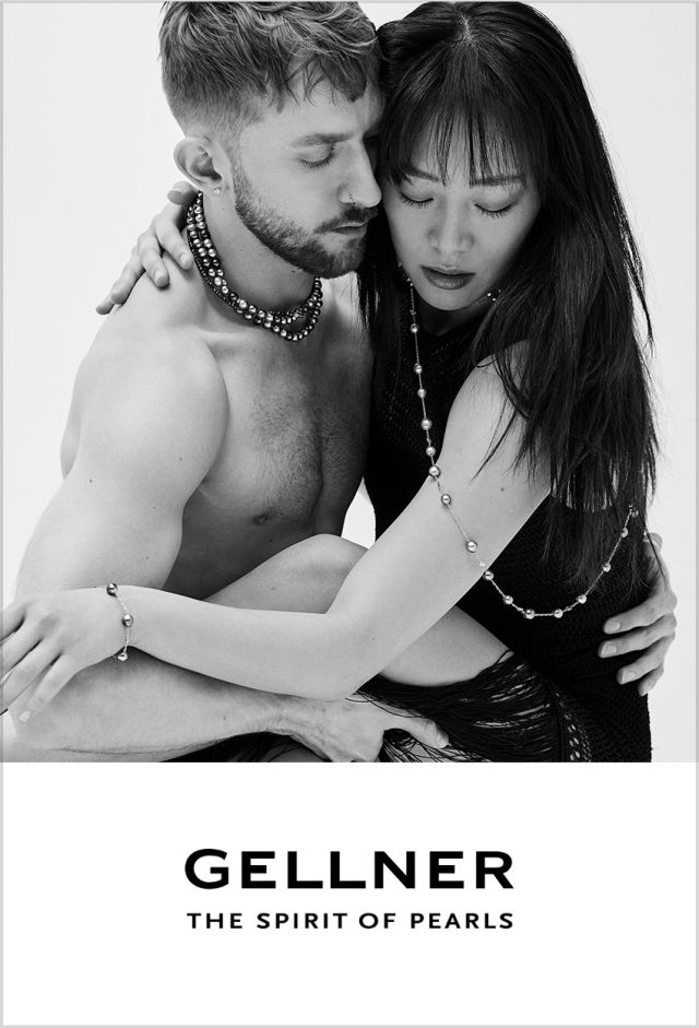 Zwei Models tragen Schmuck von Gellner mit dunklen Perlenketten und Perlenarmband. Darunter das Gellner Logo mit dem Schriftzug „The Spirit of Pearls“.