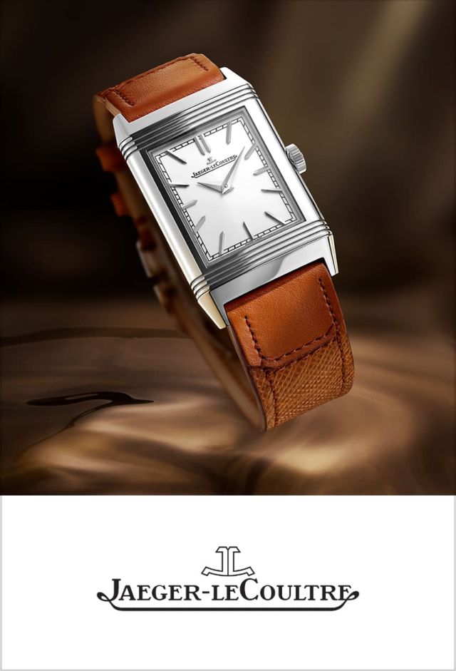 Jaeger-LeCoultre Reverso Uhr in Stahl mit weissem Zifferblatt und cognacfarbenem Lederarmband vor braunem Hintergrund