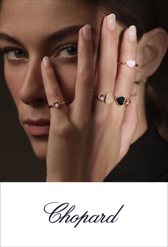 Chopard Happy Hearts Armreif und Happy Spirit Anhaenger mit Halskette von Chopard auf beige-rosefarbenem Hintergrund