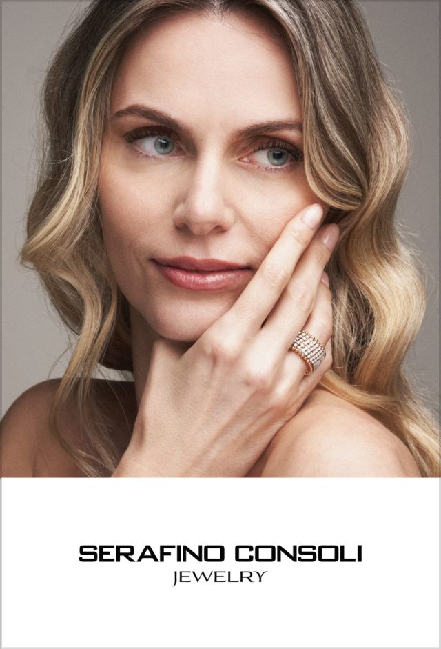 Serafino Consoli Multisize Ring aus Ros&eacute;gold mit Diamanten, getragen von einer Frau &ndash; elegantes Portr&auml;t mit Fokus auf den wandelbaren Luxusring, Markenlogo im unteren Bildbereich