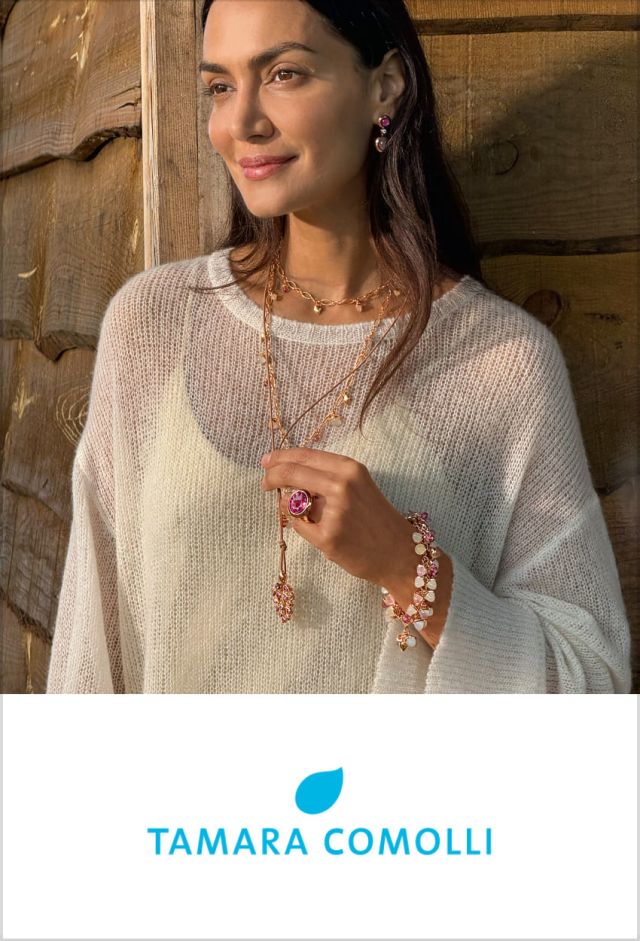 Weibliches Model traegt mehrere Schmuckstuecke von Tamara Comolli