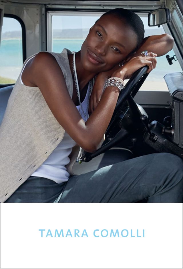 Weibliches Model traegt mehrere Schmuckstuecke von Tamara Comolli