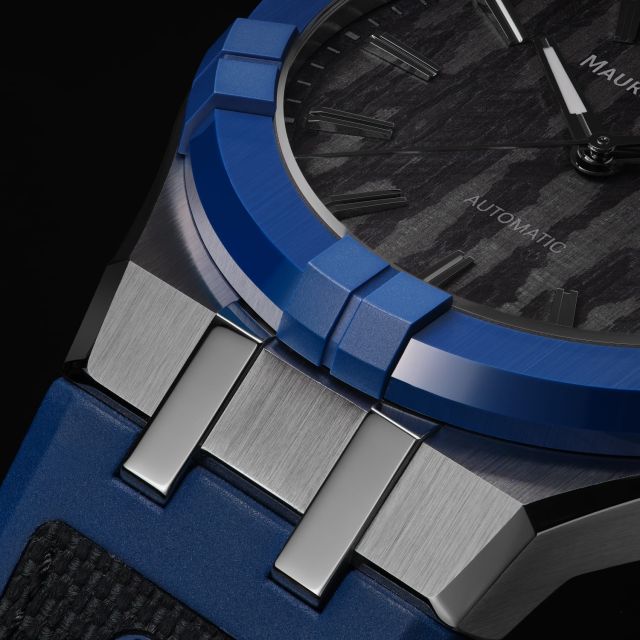 Nahaufnahme Maurice Lacroix AIKONIC Lünette in Blau mit schwarzem Zifferblatt, luxuriöse Automatikuhr im modernen Design.