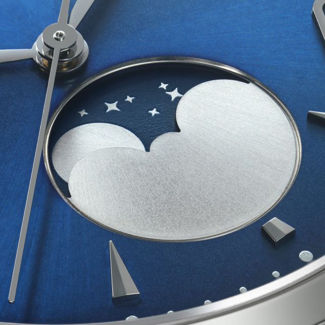 Detail der Mondphasenanzeige auf dem blauen Zifferblatt der TUDOR 1926 Luna mit silbernem Mond und Sternen.