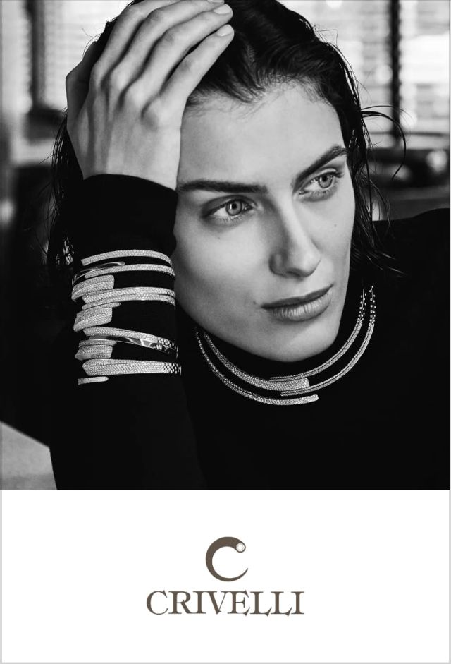 Weibliches Modell traegt mehrere Armreifen und Halsreifen aus der Like Kollektion von Crivelli