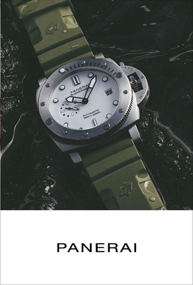 Panerai Submersible Uhre in Titan mit weissem Zifferblatt und khakigruenem Kautschukband im Wasser liegend