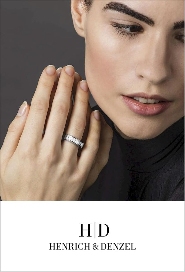 Weibliches Model traegt einen Diamantring von Henrich & Denzel am Ringfinger
