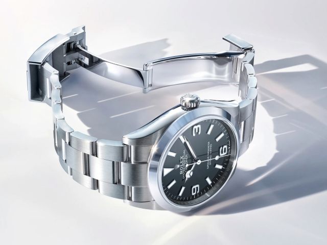 Rolex Explorer 36 Ref. 124270 aus Oystersteel mit schwarzem Zifferblatt und Oyster-Band auf hellem Hintergrund