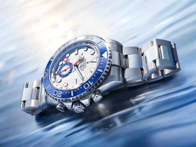 Rolex Yacht-Master II auf blauem Meereshintergrund liegend