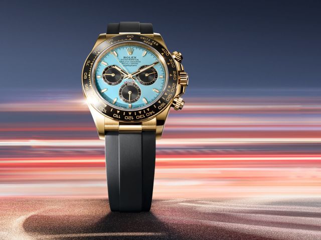 Rolex Cosmograph Daytona mit eisblauem Zifferblatt, Gelbgoldgehäuse und schwarzem Oysterflex-Armband – Luxus-Chronograph für höchste Ansprüche.